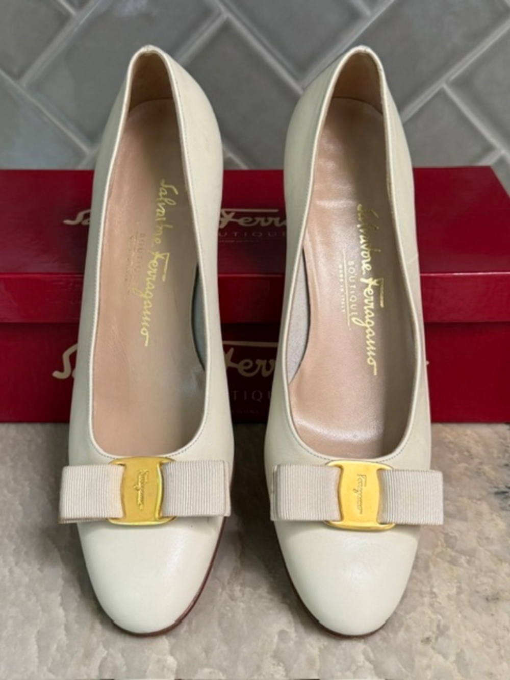 Salvatore Ferragamo 'Vara' Ivory Leather Flat Size 8AA